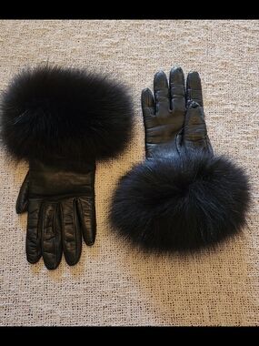 Elegant Leather Gloves with Black Fur Cuffs